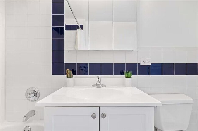 Building Photo - 330 River St