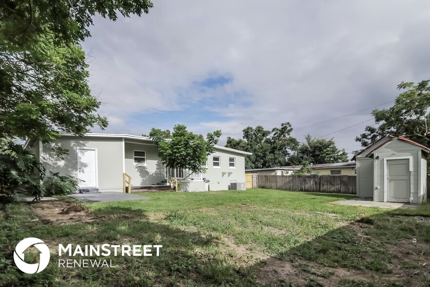 Building Photo - 3404 Paris Pl