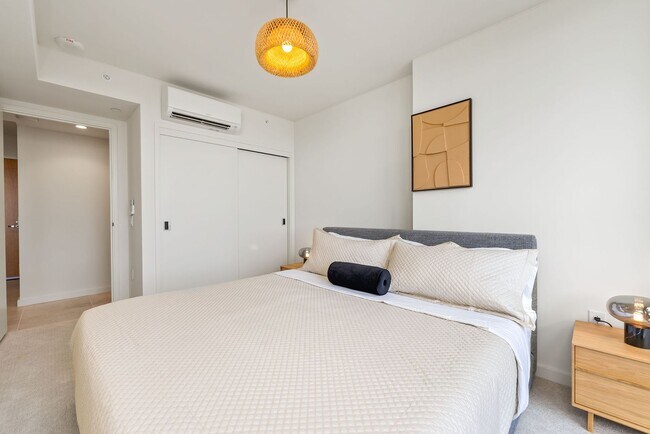 Building Photo - Sky Ala Moana (West) #3305 - Fully Furnished 1 BR/1 BA/1 Parking