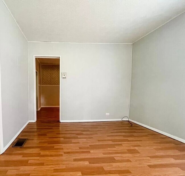 Building Photo - 2 bedroom, 1 bathroom House! Available now!