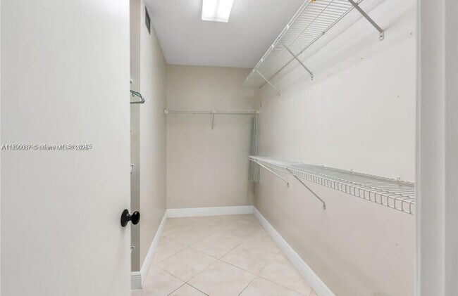 Building Photo - 900 SW 125th Way