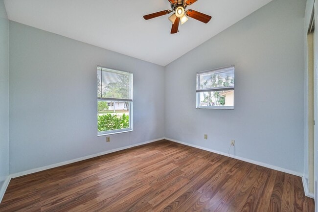 Building Photo - **3/2 House in San Carlos - Huge fenced backyard - City Water**