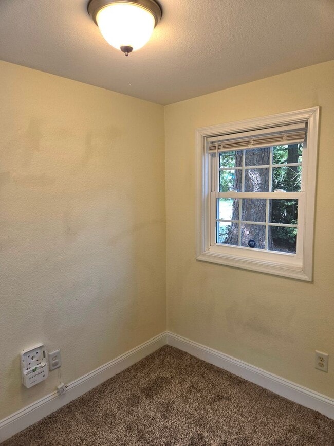 Building Photo - Beautiful Move-In Ready Single Family Home!