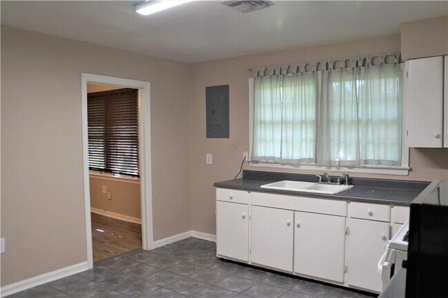 Building Photo - 212 W 20th Ave