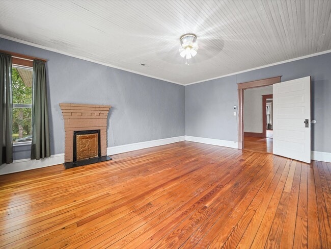 Building Photo - 4 Bedroom/2 Bath Home for Rent