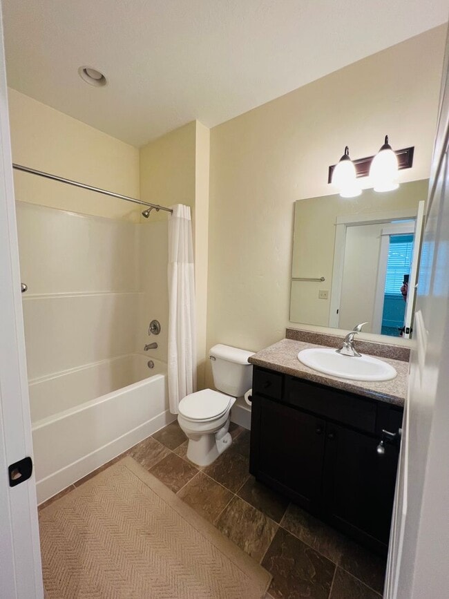 Building Photo - Newer Home - 3 Bedroom - 2 Bath - Hamilton