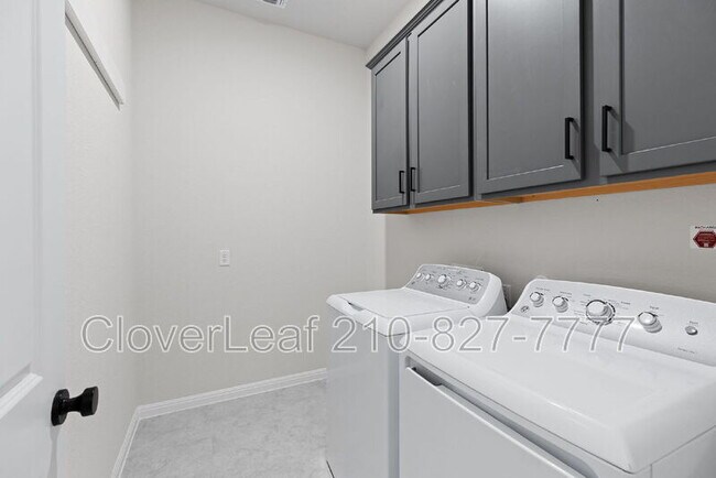 Building Photo - 200 Swinging H Ln