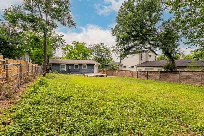 Building Photo - Charming & Updated Mid-Century 3 Bed/1 Bath in East Austin!