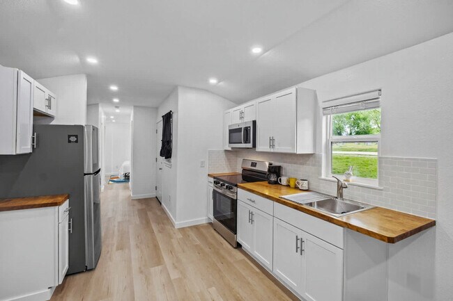Building Photo - 403 E Roller Ave