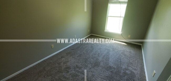 Building Photo - 220 N Crest Dr
