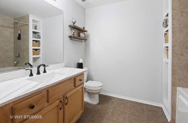 Building Photo - 6 S Laflin St