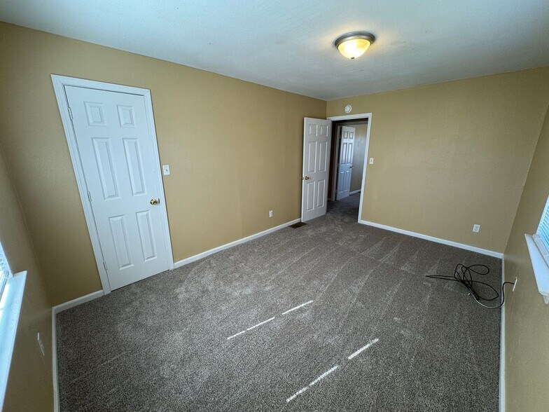 Building Photo - 4808 Rainbow Cir