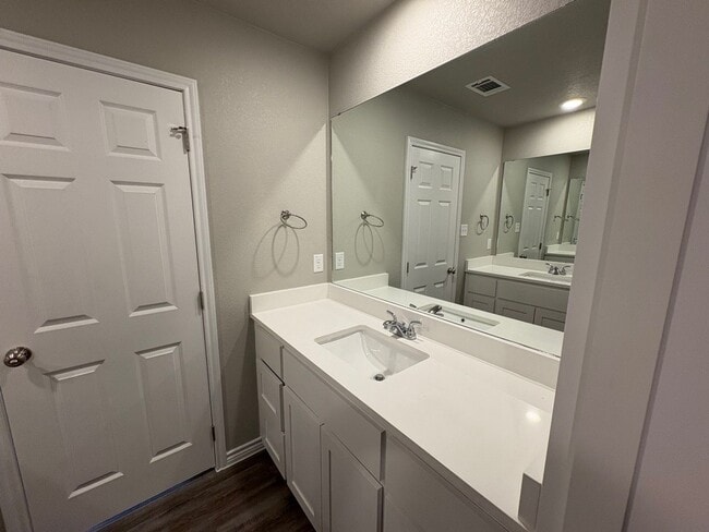 Building Photo - 2109 Wildewood-B