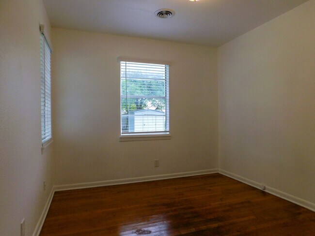 Building Photo - 1100 Estes Dr