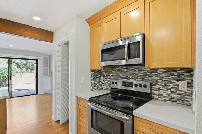 Building Photo - Updated 2BR/2BA Townhome w/ Private Yard, Garage & Laundry