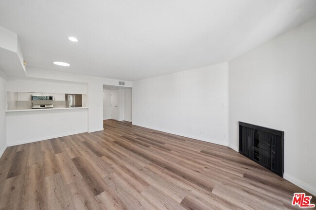 Building Photo - 870 S Crenshaw Blvd