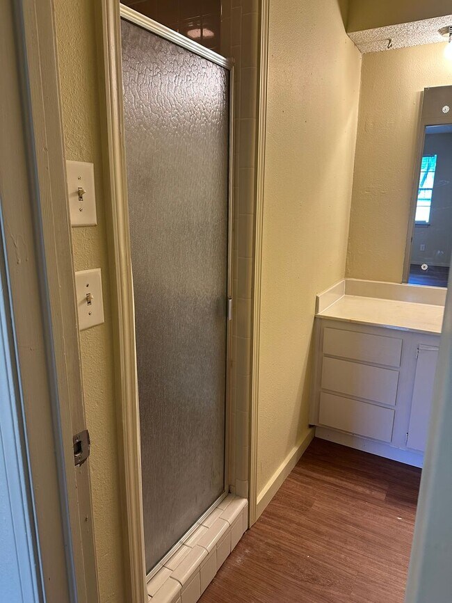 Building Photo - This duplex offers 3 spacious bedrooms, 2....