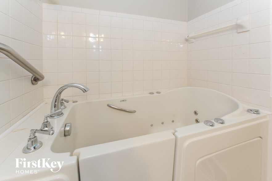 Building Photo - 1829 E Gate Dr