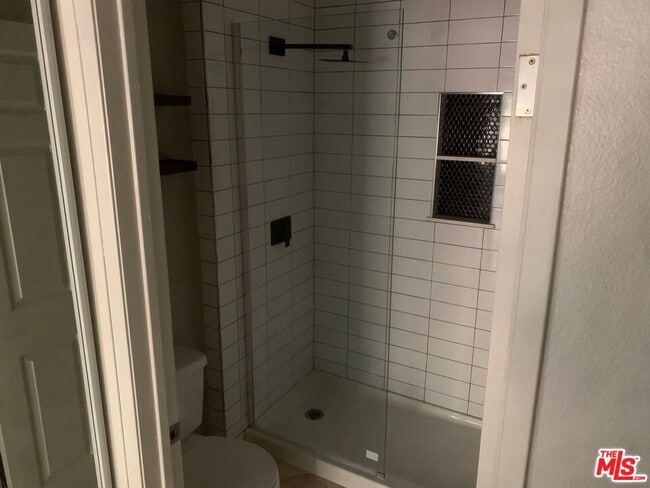 Building Photo - 5530 Owensmouth Ave