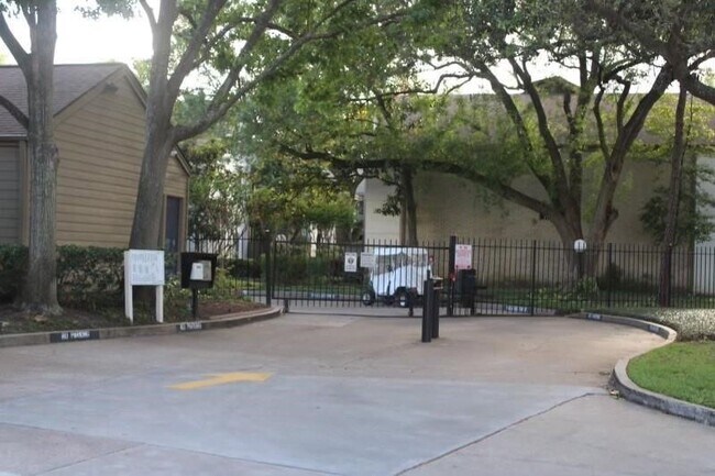 Building Photo - 10047 Westpark Dr