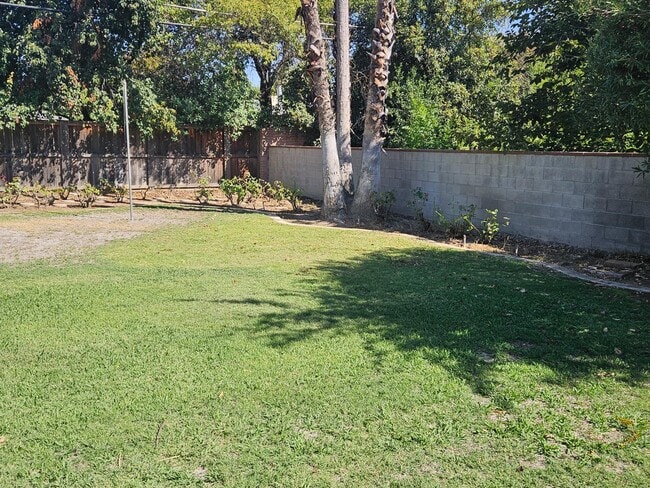 Building Photo - 1216 W Keats Ave