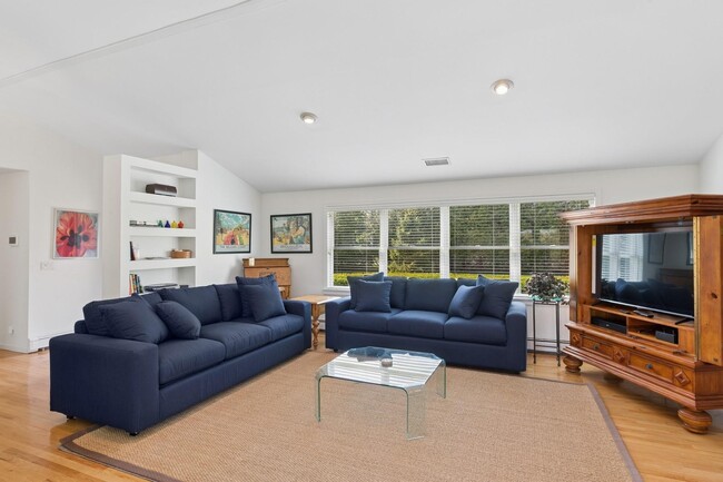 Building Photo - 65 Quogue St