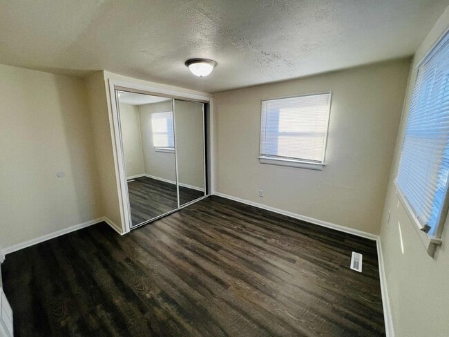 Building Photo - Freshly Updated Single-Family Home with Spacious Upper Bedroom