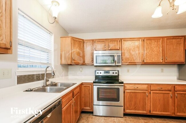 Building Photo - 557 E Pine Ridge Dr