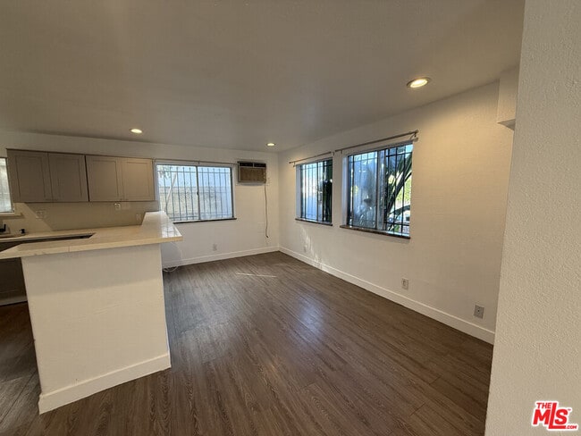 Building Photo - 1505 S Dunsmuir Ave