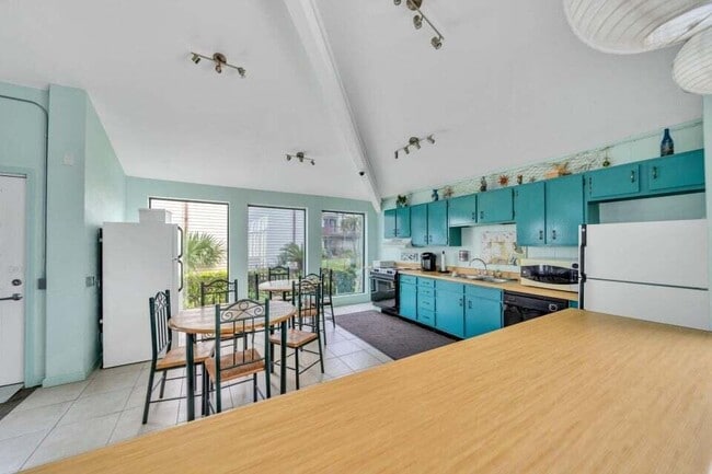 Building Photo - 308 Miracle Strip Pkwy SW