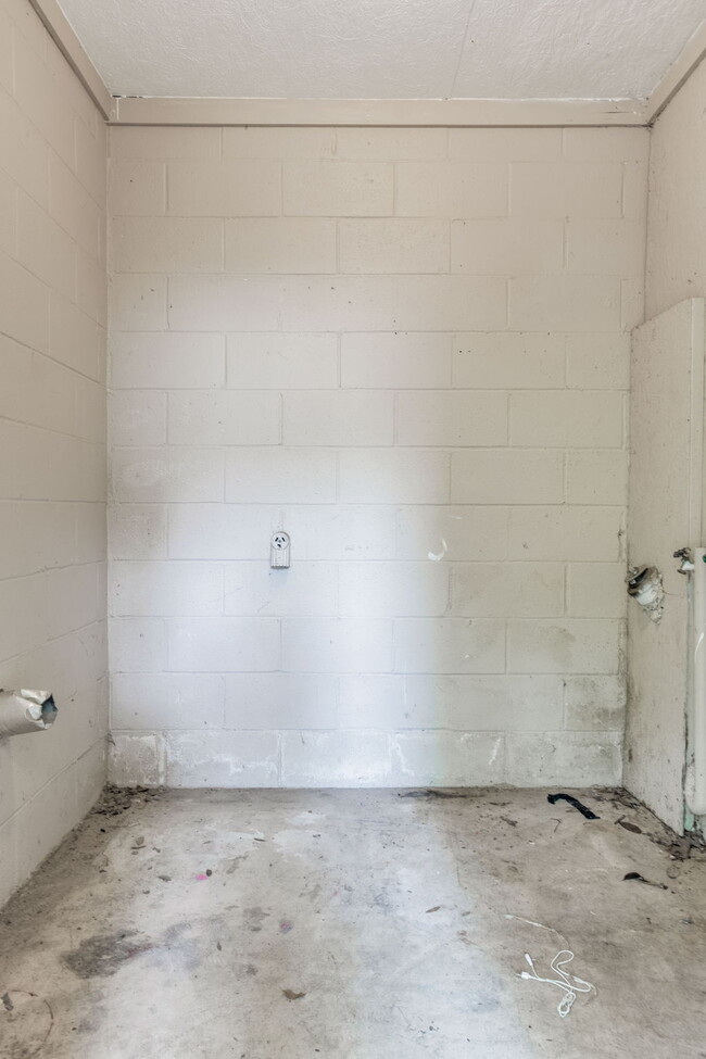 Building Photo - Desirable townhouse centerally located.