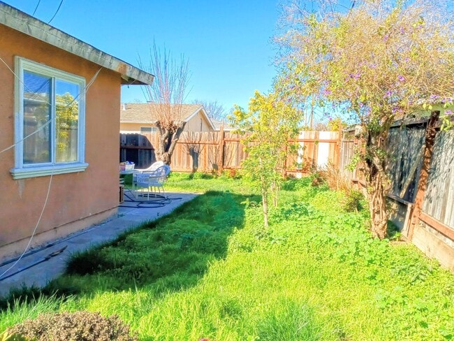 Building Photo - Recently Remodeled 3bd Single Story House Accepting Pets!