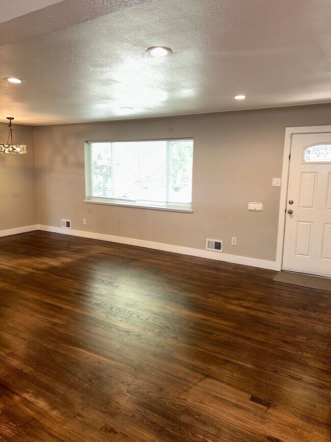 Building Photo - Updated 4 Bed Home with Finished Basement, Central A/C & Fenced Yard in Lakewood!