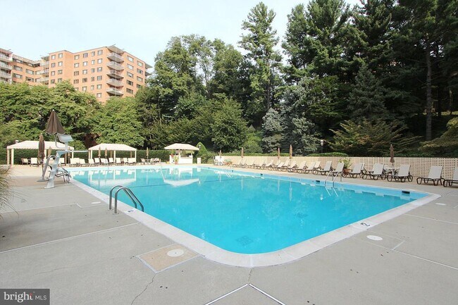 Building Photo - Wesley Heights Two Bedroom, Two Baths, Furnished or Unfurnished!