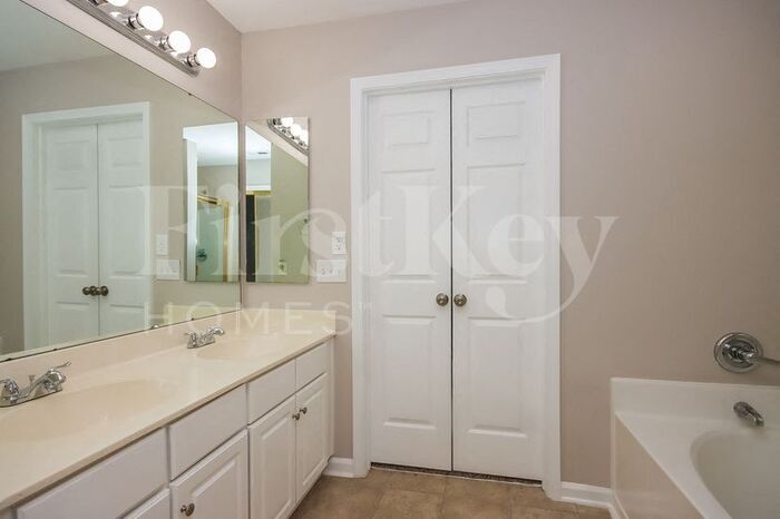 Building Photo - 2935 Canary Ct