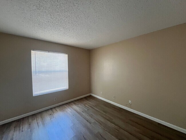 Building Photo - 5525 Lochmoor