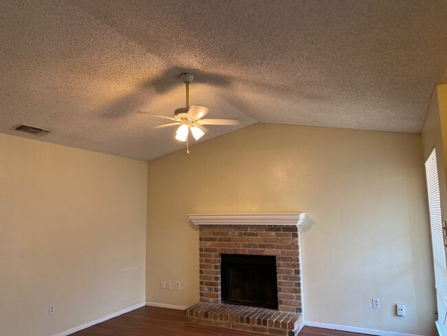 Building Photo - KENNEDALE DUPLEX 3/2/1 HOME NEAR SCHOOL CO...