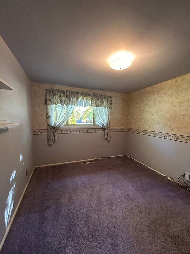 Building Photo - Charming 3 Bedroom Home with Large Heated ...
