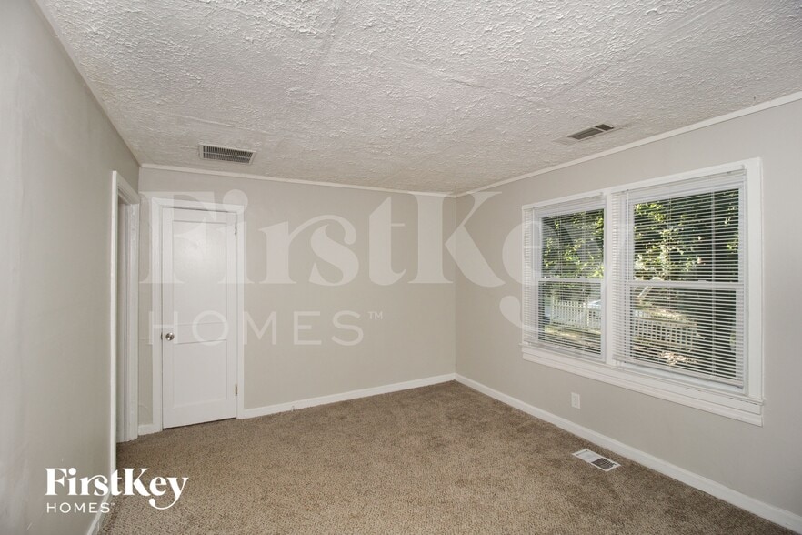 Building Photo - 1800 Oakmont Dr NW