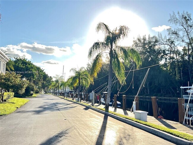 Building Photo - 6385 Bay Club Dr