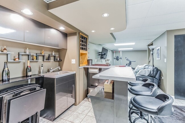 Building Photo - Fully Furnished 4 Bedroom 2.5 bathroom home in Bloomingdale