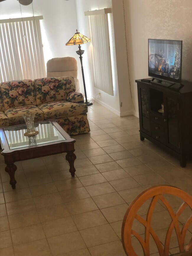 Building Photo - 2264 Winkler Ave