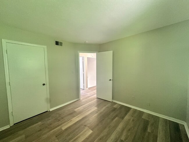Building Photo - 1472 Sherwood Dr