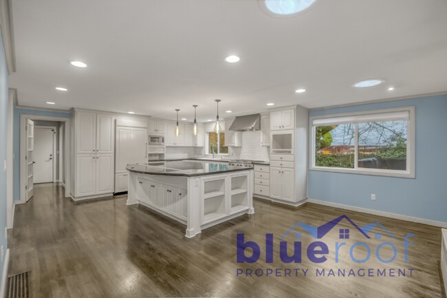 Building Photo - 8045 SW West Slope Dr