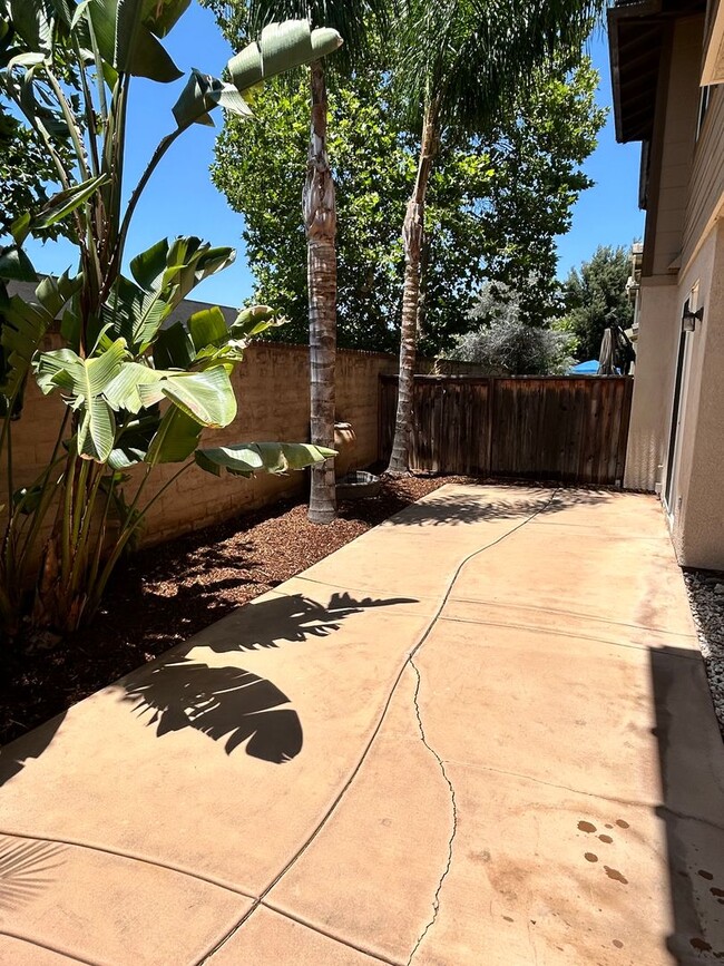 Building Photo - 3 bed 2 car garage condo for rent in Murrieta