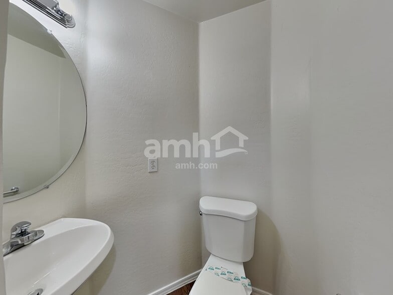 Building Photo - 6612 W Shaw Butte Dr