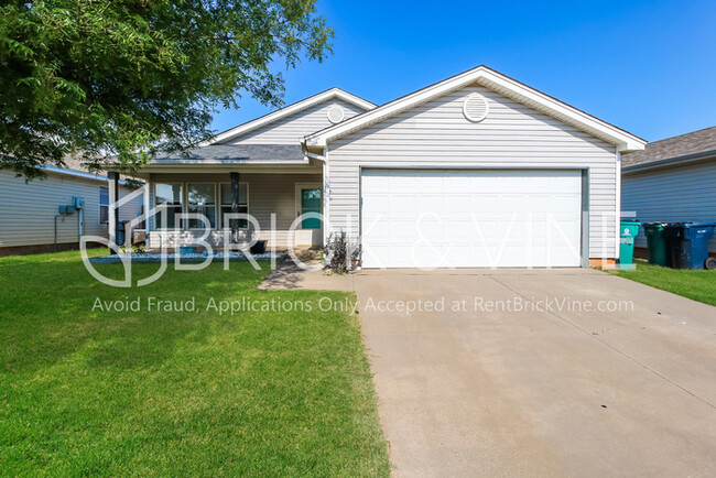 Primary Photo - 920 Periwinkle Dr