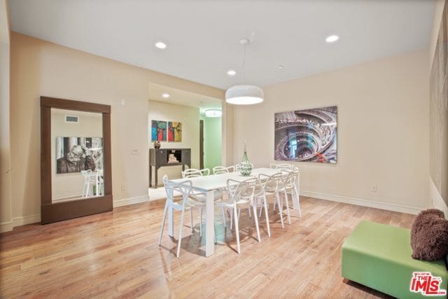 Building Photo - 447 N Doheny Dr