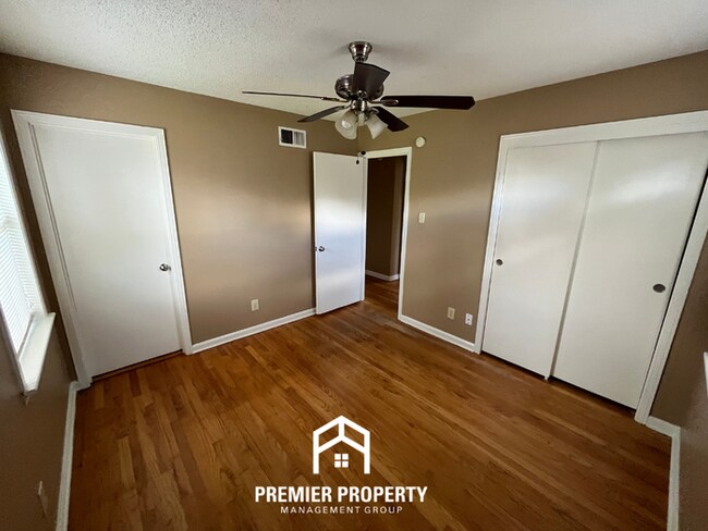 Building Photo - 3BR/1.5BA Memphis Rental with Tile Flooring, Brick Fireplace & Fenced Yard