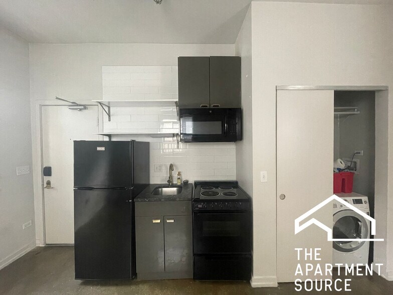 Building Photo - 1136 W Wilson Ave